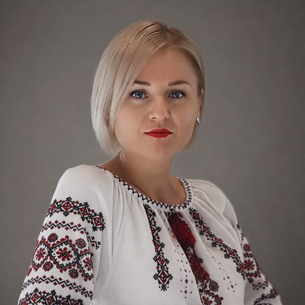 Наталія Нікольська, засновниця фонду «Фенрір Фаундейшн ЮА» — портрет у вишиванці