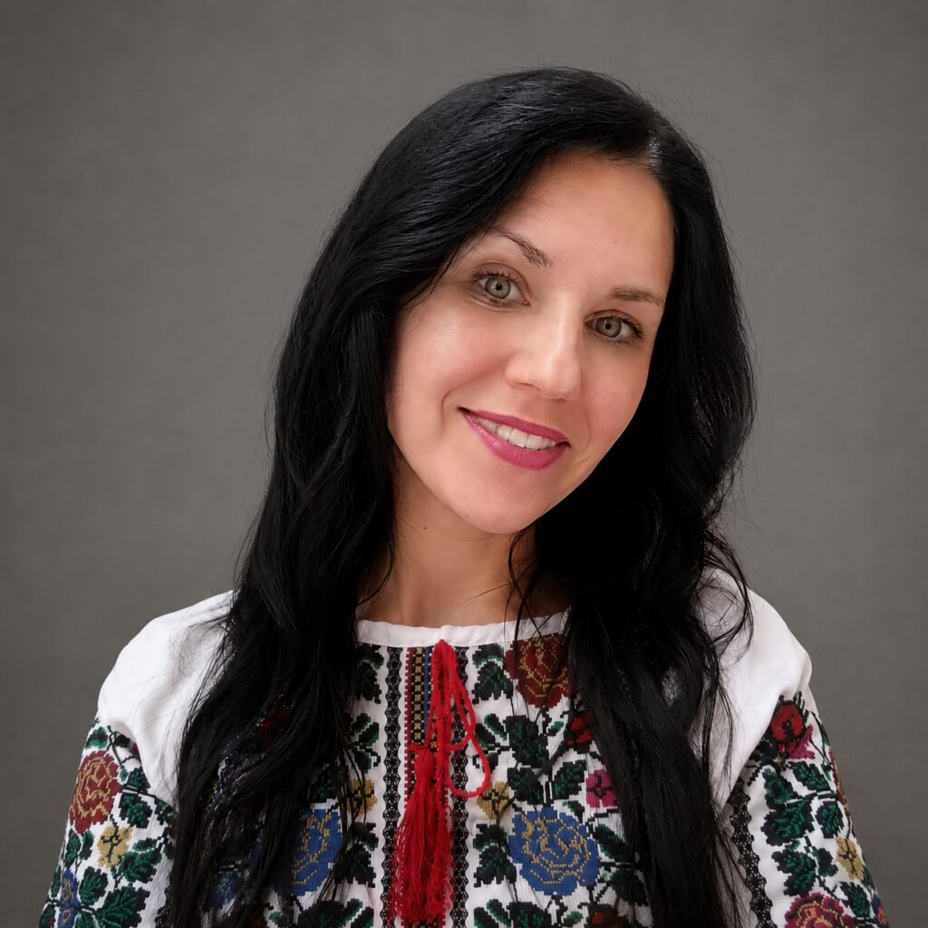 Лариса Коврик-Токар, менеджерка з грантів та розвитку фонду «Фенрір Фаундейшн ЮА» — портрет у вишиванці