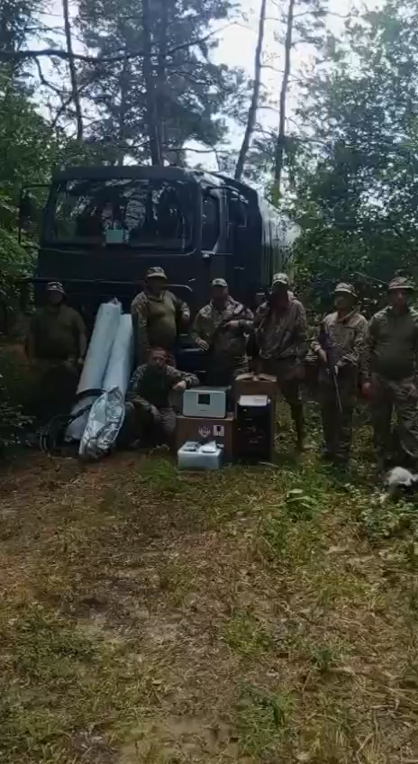 Військовослужбовці дивізіону А5002 біля переданого обладнання: електростанція, пуско-зарядний пристрій та кевларовий захист